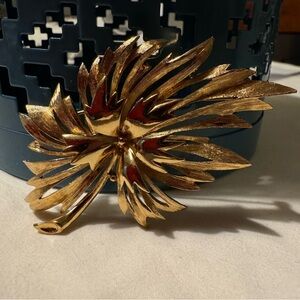 Monet vintage gold toned brooch. EUC, 2 3/4” x 2”.